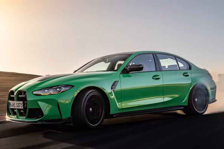 Màu ngoại thất xanh Signal Green đã được BMW M lựa chọn để ra mắt cùng mẫu sedan hiệu năng cao này. Xe được trang bị gói trang trí ngoại thất viền đen cùng bộ mâm M mới.