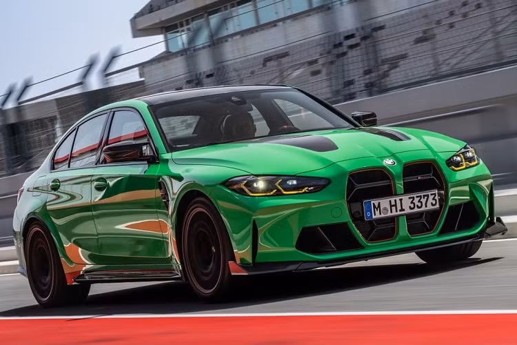 Tuy nhiên, những hình ảnh chính thức của BMW M3 CS 2023 hiệu năng cao vừa bị rò rỉ trên một diễn đàn về BMW. Ngoại thất của mẫu xe hiệu năng cao này chịu ảnh hưởng nhiều từ đàn anh M4 CSL.