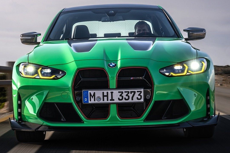 Phần đầu của M3 CS thế hệ mới vẫn sở hữu lưới tản nhiệt quả thận to bản với họa tiết quen thuộc. Nắp capo của xe cũng được bổ sung 2 khe hút gió cỡ lớn.