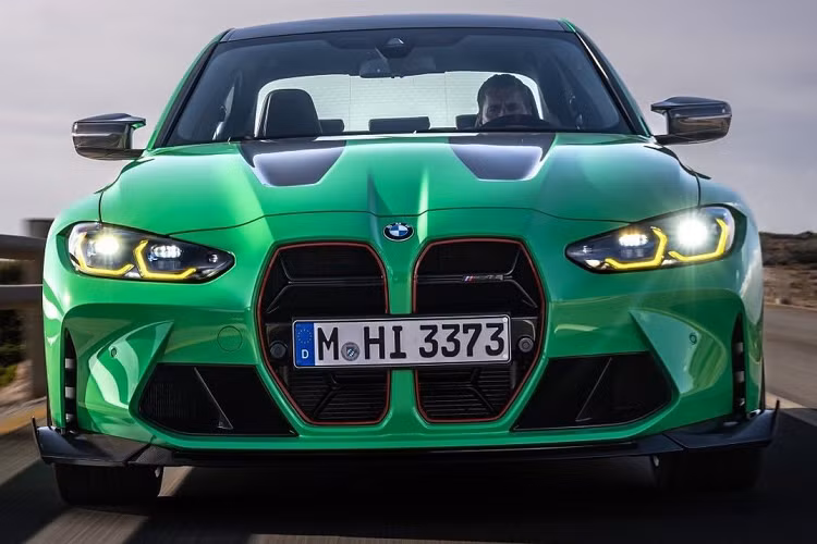 Phần đầu của M3 CS thế hệ mới vẫn sở hữu lưới tản nhiệt quả thận to bản với họa tiết quen thuộc. Nắp capo của xe cũng được bổ sung 2 khe hút gió cỡ lớn.