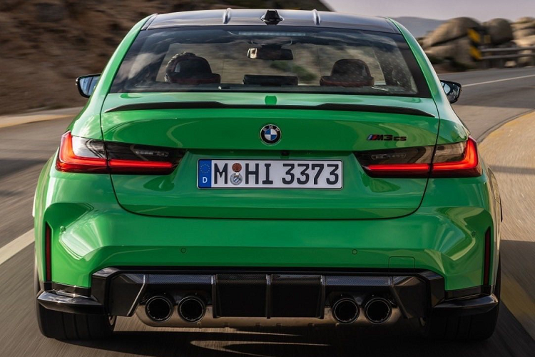 So với M3 tiêu chuẩn, M3 CS được tinh chỉnh lại khuếch tán gió cản sau. BMW cũng bổ sung cánh gió nhỏ tại nắp khoang hành lý, một chi tiết tương đồng với M3 CS thế hệ cũ.