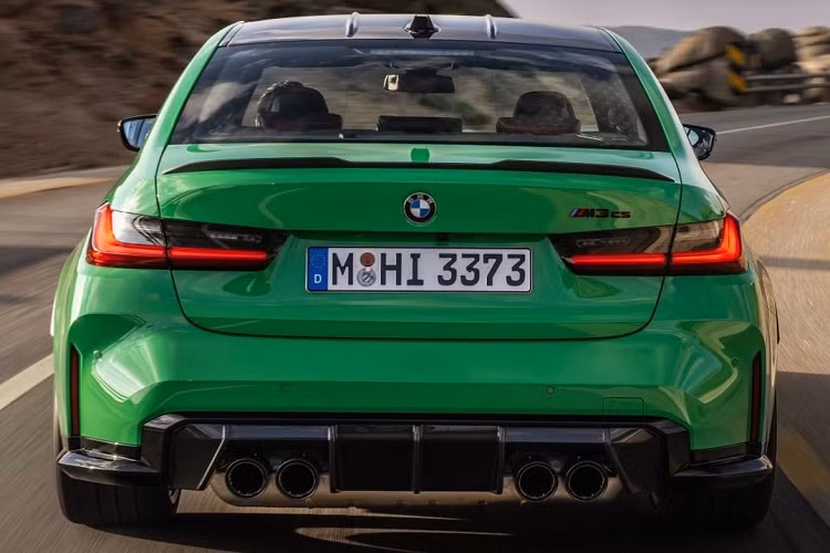 So với M3 tiêu chuẩn, M3 CS được tinh chỉnh lại khuếch tán gió cản sau. BMW cũng bổ sung cánh gió nhỏ tại nắp khoang hành lý, một chi tiết tương đồng với M3 CS thế hệ cũ.