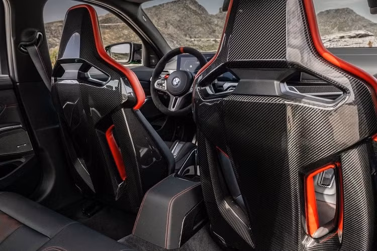 Hàng ghế trước được trang bị bộ ghế đua bằng sợi carbon. Tuy nhiên, tính thực dụng và thoải mái được đề cao hơn so với M4 CSL vì chiếc sedan này có thể sử dụng hàng ngày.