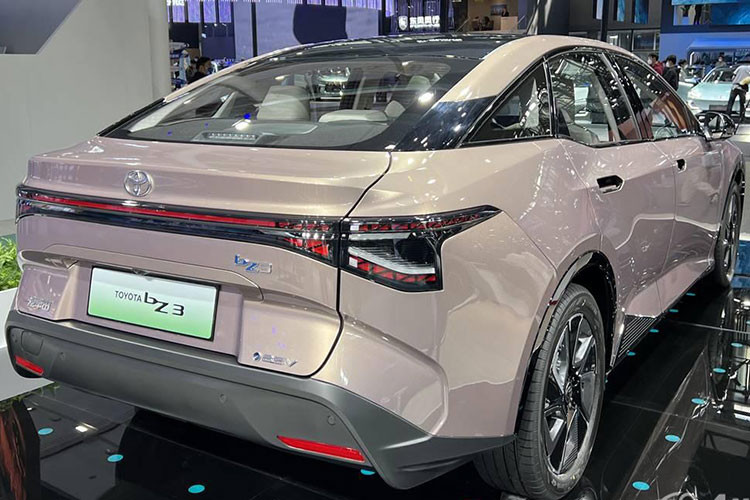 Những trang bị đáng chú ý khác của mẫu ô tô điện Nhật Bản này gồm có ghế bọc da, ghế trước chỉnh điện, sưởi ghế trước/sau, sưởi vô lăng, núm xoay chuyển số, điều khiển bằng giọng nói, sạc điện thoại không dây, 4 cổng USB ở hàng ghế trước, cửa sổ trời, cửa gió điều hòa và 2 cổng USB Type C dành cho hàng ghế sau...