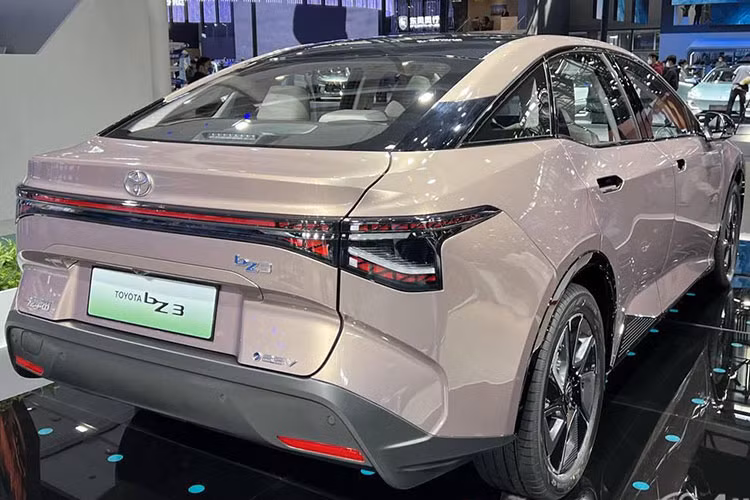 Những trang bị đáng chú ý khác của mẫu ô tô điện Nhật Bản này gồm có ghế bọc da, ghế trước chỉnh điện, sưởi ghế trước/sau, sưởi vô lăng, núm xoay chuyển số, điều khiển bằng giọng nói, sạc điện thoại không dây, 4 cổng USB ở hàng ghế trước, cửa sổ trời, cửa gió điều hòa và 2 cổng USB Type C dành cho hàng ghế sau...