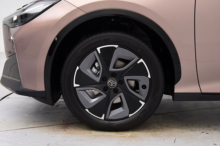 Trên Toyota bZ3 2023, hai mô-tơ điện kể trên kết hợp với pin lithium sắt photphat (LFP) có dung lượng 49,92 kWh hoặc 65,28 kWh. 2 loại pin này cho phép xe chạy được lần lượt 517 km và 616 km sau khi sạc đầy pin, theo chu trình thử nghiệm CLTC.