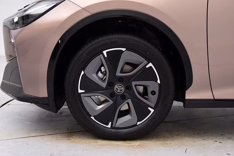 Trên Toyota bZ3 2023, hai mô-tơ điện kể trên kết hợp với pin lithium sắt photphat (LFP) có dung lượng 49,92 kWh hoặc 65,28 kWh. 2 loại pin này cho phép xe chạy được lần lượt 517 km và 616 km sau khi sạc đầy pin, theo chu trình thử nghiệm CLTC.