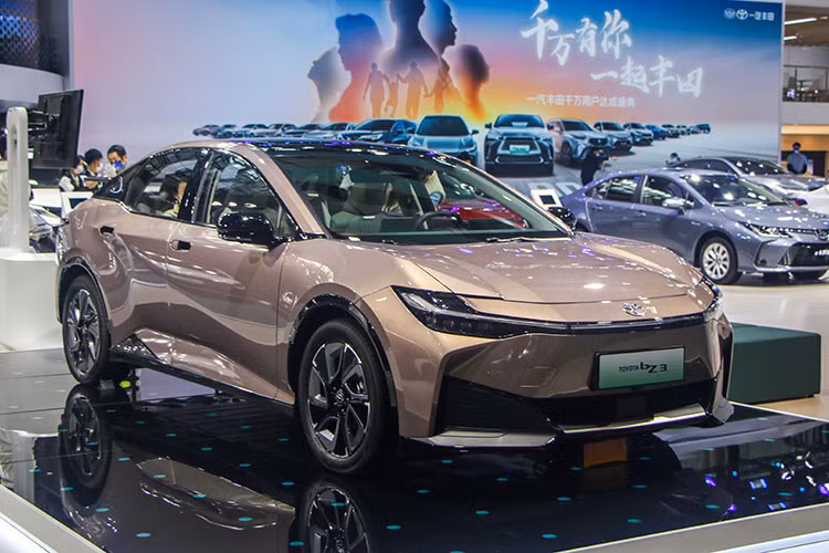 Thêm vào đó là khóa kỹ thuật số, gói công nghệ an toàn chủ động Toyota Safety Sense và camera 360 độ cũng xuất hiện trên Toyota bZ3 2023. Tại thị trường Trung Quốc, Toyota bZ3 2023 sẽ cạnh tranh với những đối thủ như Changan Deep Blue SL03. Với giá bán kể trên, rõ ràng hãng Toyota muốn tránh cạnh tranh với xe BYD.