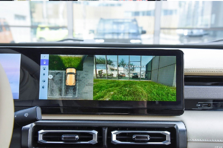 Theo hãng Baojun, nội thất của xe được làm từ những chất liệu thân thiện với môi trường. Hàng ghế thứ hai mang đến khoảng duỗi chân 1.045 mm cho hành khách và có thể gập xuống để tạo ra khoang hành lý 715 lít, đủ chứa 2 va ly loại 28 inch cùng 2 va ly 20 inch.