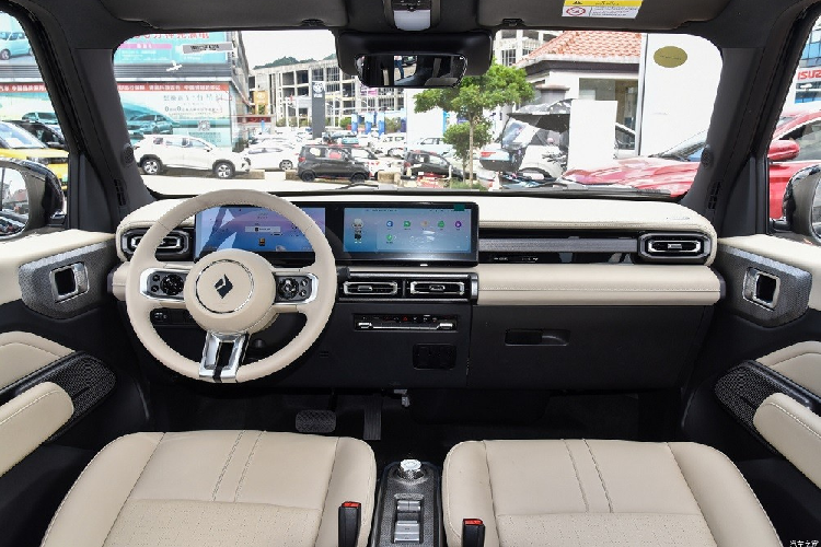 Bên trong Baojun Yep được thiết kế theo ngôn ngữ Joy Box. Nội thất có thể dùng 1 màu trơn hoặc phối 2 màu theo lựa chọn của người mua. Điểm nhấn bên trong xe là vô lăng 3 chấu, tích hợp phím chức năng và bảng đồng hồ kỹ thuật số nối liền với màn hình cảm ứng trung tâm, cả hai đều có kích thước 10,25 inch. Màn hình này gợi liên tưởng đến những mẫu xe Hyundai và Kia đời mới.