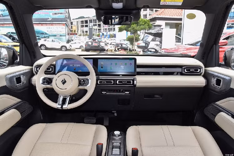 Bên trong Baojun Yep được thiết kế theo ngôn ngữ Joy Box. Nội thất có thể dùng 1 màu trơn hoặc phối 2 màu theo lựa chọn của người mua. Điểm nhấn bên trong xe là vô lăng 3 chấu, tích hợp phím chức năng và bảng đồng hồ kỹ thuật số nối liền với màn hình cảm ứng trung tâm, cả hai đều có kích thước 10,25 inch. Màn hình này gợi liên tưởng đến những mẫu xe Hyundai và Kia đời mới.