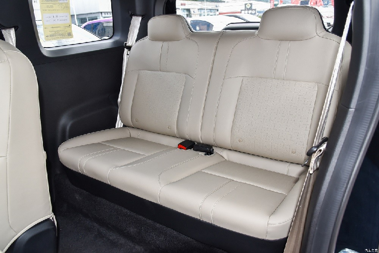 Tiếp đến là viền cửa gió điều hòa mạ crôm và núm xoay chuyển số, phanh tay điện tử cũng như giá để ly ở giữa 2 ghế trước. Ghế lái của xe có thể chỉnh điện 6 hướng tiêu chuẩn trong khi ghế phụ lái chỉnh điện 4 hướng.