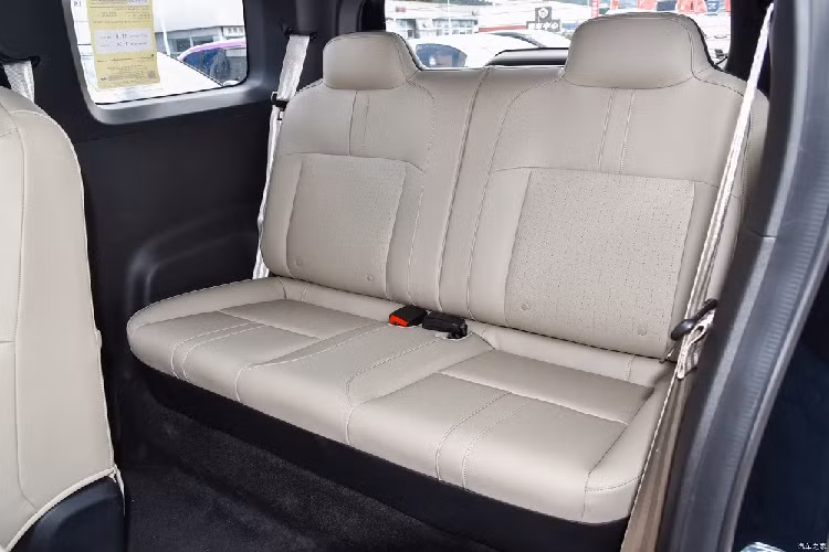 Tiếp đến là viền cửa gió điều hòa mạ crôm và núm xoay chuyển số, phanh tay điện tử cũng như giá để ly ở giữa 2 ghế trước. Ghế lái của xe có thể chỉnh điện 6 hướng tiêu chuẩn trong khi ghế phụ lái chỉnh điện 4 hướng.