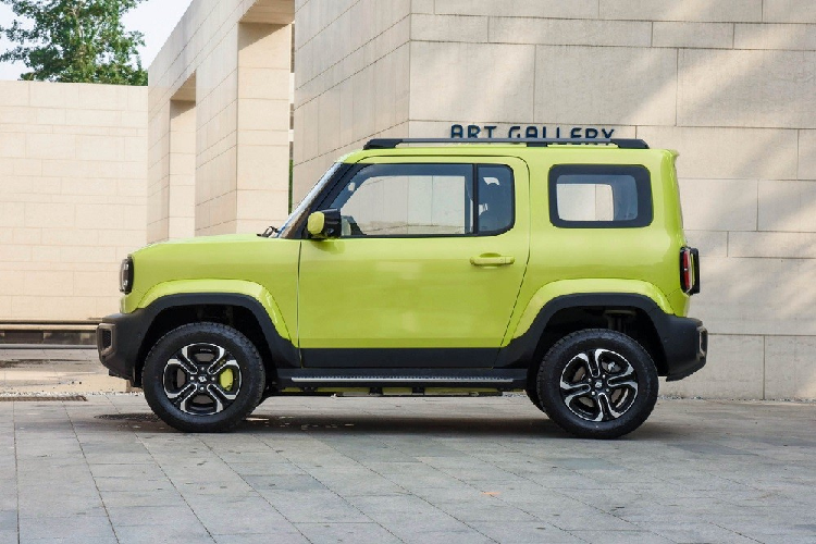 Qua những hình ảnh đăng ký bảo hộ kiểu dáng công nghiệp, có thể thấy Baojun Yep tại Ấn Độ không khác biệt về thiết kế so với xe tại Trung Quốc. Sự thay đổi duy nhất sẽ nằm ở logo MG trên đầu xe và phía sau. Baojun Yep là mẫu SUV thuần điện đô thị với thiết kế 2 cửa bên sườn và 1 cửa cốp. Trong thời gian qua, mẫu xe điện Trung Quốc này đã nhận được nhiều sự chú ý của người Việt vì sở hữu ngoại hình "na ná" VinFast VF3 sắp bán.