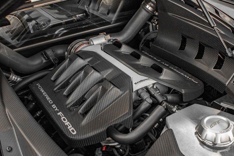 Cung cấp sức mạnh cho chiếc Ford GT mới về Việt Nam vẫn là khối động cơ tăng áp kép EcoBoost V6 dung tích 3,5 lít, sản sinh công suất tối đa 647 mã lực và mô-men xoắn cực đại 745 Nm, kết hợp với hộp số tự động ly hợp kép 7 cấp.