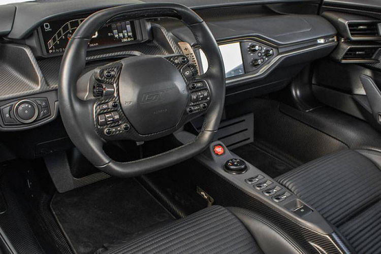 Không rõ chiếc Ford GT mới về Việt Nam này có khoang cabin ra sao, tuy nhiên, phần lớn những mẫu siêu xe này đều sở hữu nội thất màu đen hiện đại. Xe sẽ được trang bị ghế ngồi thể thao, đi cùng bảng táp lô và màn hình thông tin giải trí đơn giản.