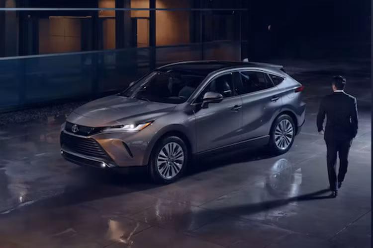 Hệ dẫn động 4 bánh mới cũng tăng cường sự linh hoạt khi vào cua, giúp giảm tình trạng thiếu lái. Sự phân bổ mô-men xoắn thay đổi tùy theo điều kiện, từ 100:0 khi lái xe ở tốc độ không đổi đến 20:80 trên bề mặt trơn trượt. Người lái có thể xem phân bổ mô-men xoắn trên màn hình hiển thị đa thông tin và hệ thống âm thanh.