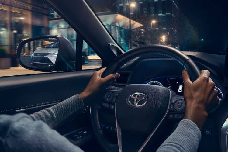 Không gian nội thất rộng rãi cho 5 người, Venza cung cấp các tính năng tập trung vào công nghệ gồm: màn hình Toyota Audio Multimedia 12,3 inch với hệ thống âm thanh JBL Premium 9 loa công suất 1.200 watt, cụm đồng hồ kỹ thuật số 12,3 inch, gương chiếu hậu kỹ thuật số và màn hình màu hiển thị 10 inch trên kính chắn gió (HUD).