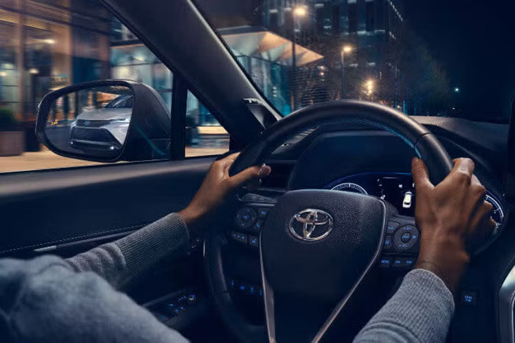 Không gian nội thất rộng rãi cho 5 người, Venza cung cấp các tính năng tập trung vào công nghệ gồm: màn hình Toyota Audio Multimedia 12,3 inch với hệ thống âm thanh JBL Premium 9 loa công suất 1.200 watt, cụm đồng hồ kỹ thuật số 12,3 inch, gương chiếu hậu kỹ thuật số và màn hình màu hiển thị 10 inch trên kính chắn gió (HUD).