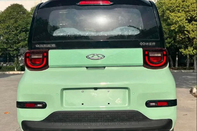 Đến nay, Chery QQ Ice Cream lại có thêm 1 bản mới với phạm vi hành trình là 120 km sau 1 lần sạc đầy, giá thấp hơn 10.000 nhân dân tệ, tương đương 32 triệu đồng so với bản chúng tôi liệt kê ở trên. Cụ thể, bản này có giá từ 29.900 nhân dân tệ, tương đương 96 triệu đồng, trở thành 1 trong những mẫu xe điện cỡ nhỏ có giá bán khởi điểm thấp nhất.