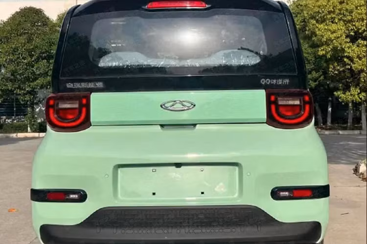 Đến nay, Chery QQ Ice Cream lại có thêm 1 bản mới với phạm vi hành trình là 120 km sau 1 lần sạc đầy, giá thấp hơn 10.000 nhân dân tệ, tương đương 32 triệu đồng so với bản chúng tôi liệt kê ở trên. Cụ thể, bản này có giá từ 29.900 nhân dân tệ, tương đương 96 triệu đồng, trở thành 1 trong những mẫu xe điện cỡ nhỏ có giá bán khởi điểm thấp nhất.