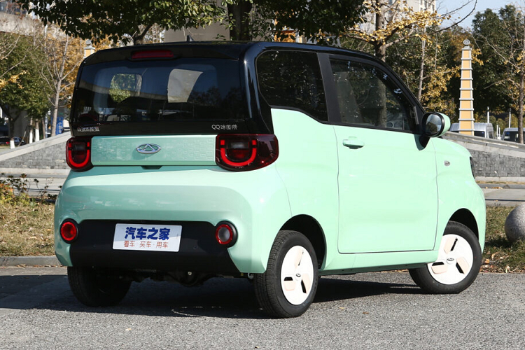 Về sức mạnh, Chery QQ Ice Cream 2023 sẽ được trang bị động cơ truyền động do Chery New Energy Automobile Co., Ltd. cung cấp với công suất tối đa 20 mã lực, thấp hơn 6,7 mã lực so với mẫu xe hiện tại. Về pin, xe được trang bị cụm pin lithium iron phosphate với dung lượng pin 9,4 kWh, phạm vi hành trình thuần điện của Bộ Công nghiệp và Công nghệ thông tin là 120 km.