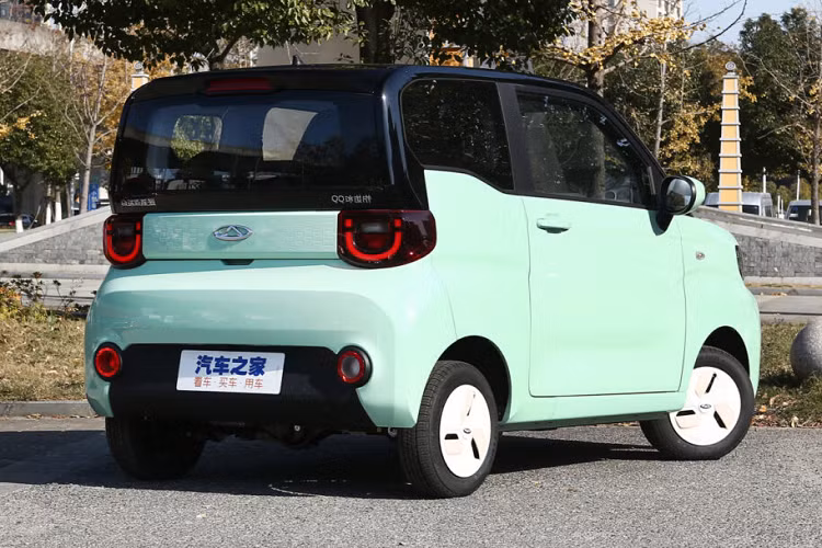 Về sức mạnh, Chery QQ Ice Cream 2023 sẽ được trang bị động cơ truyền động do Chery New Energy Automobile Co., Ltd. cung cấp với công suất tối đa 20 mã lực, thấp hơn 6,7 mã lực so với mẫu xe hiện tại. Về pin, xe được trang bị cụm pin lithium iron phosphate với dung lượng pin 9,4 kWh, phạm vi hành trình thuần điện của Bộ Công nghiệp và Công nghệ thông tin là 120 km.