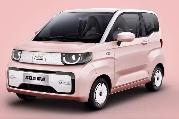 Trước sức ép từ nhiều đối thủ, bắt buộc Chery phải tung ra nhiều sản phẩm mới cho QQ Ice Cream và giá rẻ được hãng lựa chọn để làm con "át chủ bài". Trong đó, vào tháng 4 đầu năm nay, họ đã tung ra phiên bản giá siêu rẻ cho Chery QQ Ice Cream chạy 170 km/lần sạc với giá chỉ từ 39.900 nhân dân tệ, tương đương 136 triệu đồng.