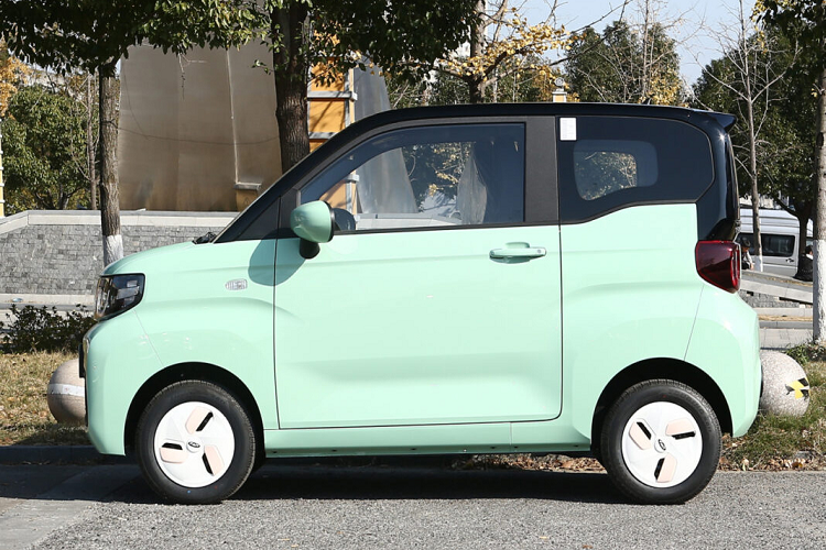 Ngoài ra, hình dạng bên không thay đổi, và những thay đổi ở phần đuôi tập trung ở phần vỏ phía sau, và thiết kế phần vỏ phía sau cũng đã được cập nhật để tạo tiếng vang cho mặt trước.