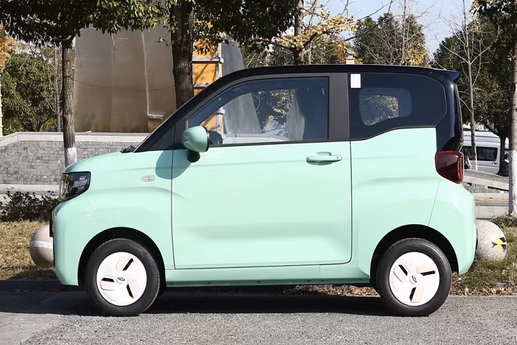 Ngoài ra, hình dạng bên không thay đổi, và những thay đổi ở phần đuôi tập trung ở phần vỏ phía sau, và thiết kế phần vỏ phía sau cũng đã được cập nhật để tạo tiếng vang cho mặt trước.