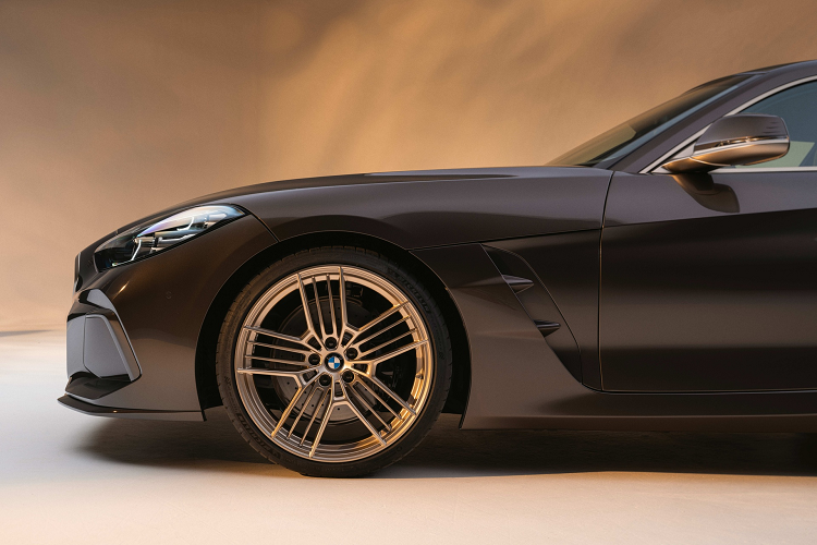 BMW Concept Touring Coupe có tông màu ngoại thất nâu - xám Sparkling Lario đặc biệt hiệu ứng mảnh thủy tinh màu xanh, tạo điểm nhấn cho chiếc xe này.