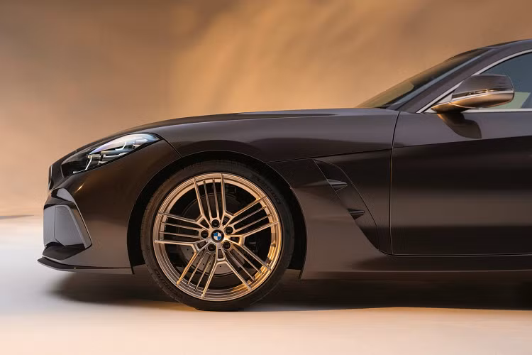 BMW Concept Touring Coupe có tông màu ngoại thất nâu - xám Sparkling Lario đặc biệt hiệu ứng mảnh thủy tinh màu xanh, tạo điểm nhấn cho chiếc xe này.