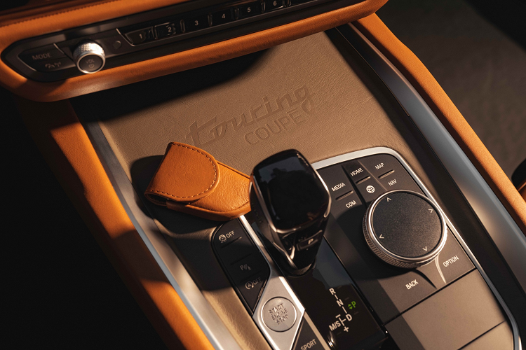 Mang phong cách shooting-brake đã giúp không gian xe trở nên rộng rãi. Khi sở hữu xe còn được tặng bộ phụ kiện túi da cao cấp của hãng Schedoni (Ý) gồm 2 túi xách lớn, 1 túi xách nhỏ và túi dài bảo vệ bộ suit của chủ nhân chiếc xe.