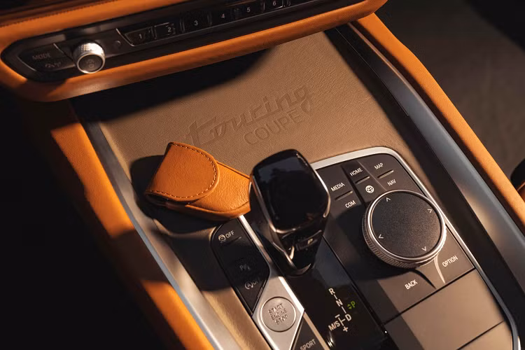 Mang phong cách shooting-brake đã giúp không gian xe trở nên rộng rãi. Khi sở hữu xe còn được tặng bộ phụ kiện túi da cao cấp của hãng Schedoni (Ý) gồm 2 túi xách lớn, 1 túi xách nhỏ và túi dài bảo vệ bộ suit của chủ nhân chiếc xe.