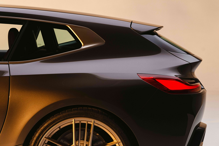 Phong cách shooting-brake của BMW Concept Touring Coupe lấy cảm hứng từ những mẫu BMW 02 Series "Touring" đầu thập niên 70, kết hợp cửa sổ thứ 3 Hofmeister kink. Phần mui xe vuốt xuống cửa hành lý và viền cánh gió chế tác 2 phần riêng.