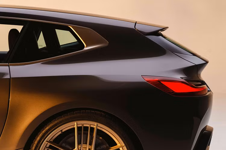 Phong cách shooting-brake của BMW Concept Touring Coupe lấy cảm hứng từ những mẫu BMW 02 Series "Touring" đầu thập niên 70, kết hợp cửa sổ thứ 3 Hofmeister kink. Phần mui xe vuốt xuống cửa hành lý và viền cánh gió chế tác 2 phần riêng.