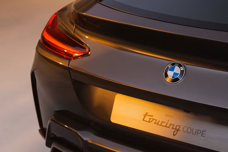 Cụm lưới tản nhiệt hình quả thận đặc trưng BMW Z4 được thay bằng phiên bản mới với 7 nan kép bên hông cùng viền màu đồng. Bộ mâm hợp kim hàng thửa kích thước 20 inch bánh trước và 21 inch bánh sau.