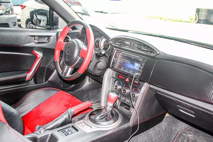 Ở thời điểm công bố năm 2012, Toyota FT-86 tại Việt Nam được phân phối chính hãng và có giá bán là 1,65 tỷ đồng, tương đương Mercedes-Benz GLK, một mẫu xe hạng sang lúc bấy giờ. Tuy nhiên, người sẵn sàng bỏ ra số tiền lớn như thế để sở hữu Toyota FT-86 chắc chắn là một người có niềm đam mê rất to lớn với những mẫu xe thể thao JDM.