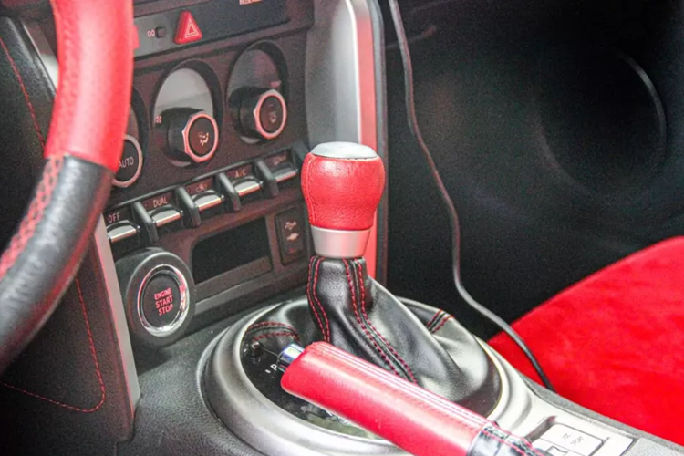 Sau hơn 10 năm vận hành ở Việt Nam,lăn bánh hơn 50.000 km, Toyota FT-86 xuất hiện trên thị trường cũ với giá bán gần 800 triệu đồng. So với thế hệ xe 86 đời mới hiện nay, kiểu dáng mẫu xe đời 2012 này có phần cũ kĩ. Điều này cũng dễ hiểu khi vào năm 2011, trào lưu tạo hình xe thể thao khác nhiều so với bây giờ.