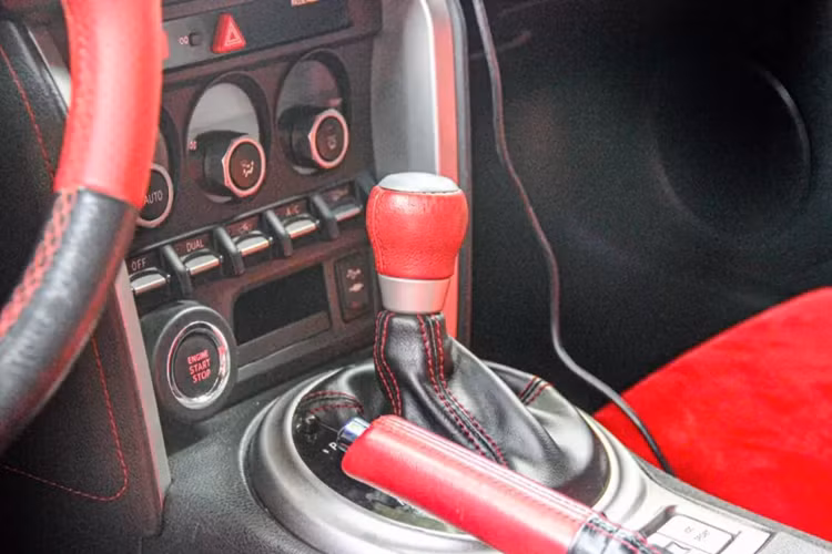 Sau hơn 10 năm vận hành ở Việt Nam,lăn bánh hơn 50.000 km, Toyota FT-86 xuất hiện trên thị trường cũ với giá bán gần 800 triệu đồng. So với thế hệ xe 86 đời mới hiện nay, kiểu dáng mẫu xe đời 2012 này có phần cũ kĩ. Điều này cũng dễ hiểu khi vào năm 2011, trào lưu tạo hình xe thể thao khác nhiều so với bây giờ.