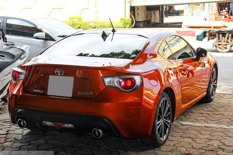 Với giá xe Toyota FT-86 chỉ 700 triệu, bạn hoàn toàn sở hữu được những mẫu xe 7 chỗ đa dụng hoặc những mẫu xe gầm cao hạng B đang rất được nhiều người Việt chú ý. Nhưng để trải nghiệm phong cách một mẫu xe thể thao JDM đích thực thì ít có cái tên nào lý tưởng hơn Toyota FT-86.