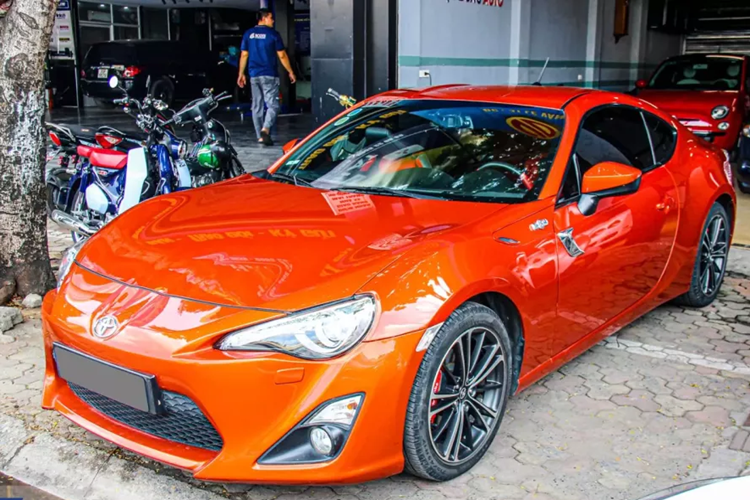 Nếu như Nissan tự hào với siêu phẩm tốc độ GT-R, Mitsubishi có Lancer Evolution thì Toyota cũng có mẫu xe thể thao cho riêng mình mang tên 86. Đặc biệt khi mẫu xe thể thao này được phân phối chính hãng ở Việt Nam từ năm 2012 với tên gọi FT-86, nghĩa là sớm hơn mẫu Honda Civic Type-R tới 10 năm.