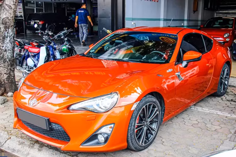 Nếu như Nissan tự hào với siêu phẩm tốc độ GT-R, Mitsubishi có Lancer Evolution thì Toyota cũng có mẫu xe thể thao cho riêng mình mang tên 86. Đặc biệt khi mẫu xe thể thao này được phân phối chính hãng ở Việt Nam từ năm 2012 với tên gọi FT-86, nghĩa là sớm hơn mẫu Honda Civic Type-R tới 10 năm.