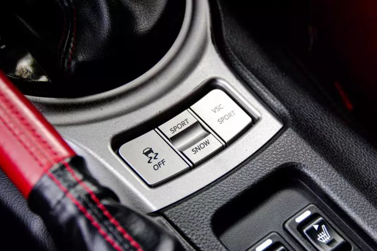 Nhưng ở mặt công nghệ, Toyota FT-86 sở hữu khá nhiều công nghệ tiên tiến. Trang thiết bị an toàn chủ động ở trên xe ngoài ABS ra còn có hệ thống hỗ trợ lực phanh khẩn cấp BA, hệ thống phân bổ lực phanh điện tử EBD, hệ thống kiểm soát ổn định thân xe VSC, hệ thống kiểm soát lực kéo TRC.