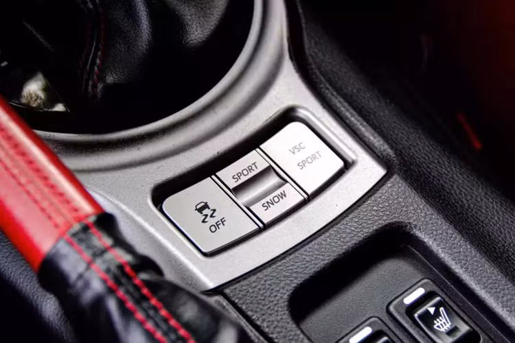 Nhưng ở mặt công nghệ, Toyota FT-86 sở hữu khá nhiều công nghệ tiên tiến. Trang thiết bị an toàn chủ động ở trên xe ngoài ABS ra còn có hệ thống hỗ trợ lực phanh khẩn cấp BA, hệ thống phân bổ lực phanh điện tử EBD, hệ thống kiểm soát ổn định thân xe VSC, hệ thống kiểm soát lực kéo TRC.