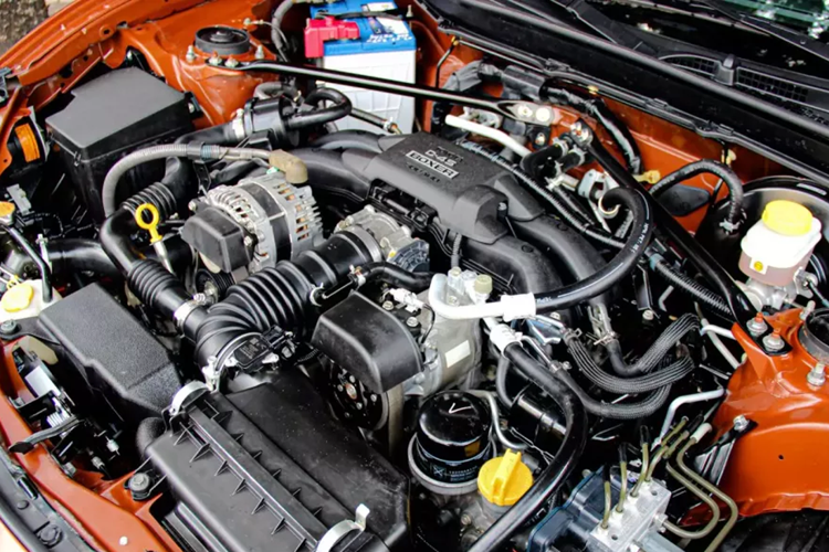 Là xe thể thao nên hệ thống kiểm soát ổn định thân xe có tới 5 chế độ khác nhau cho người lái lựa chọn tùy theo điều kiện vận hành và phong cách lái của mình. Xe cũng có 7 túi khí bảo vệ người lái và hành khách phía trước.