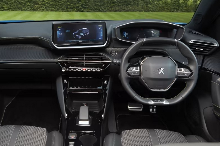 Vành la-zăng của xe có đường kính từ 16 - 18 inch, tùy phiên bản. Bên trong Peugeot e-2008 2023 là không gian nội thất 5 chỗ ngồi và có thiết kế khá nổi bật trong phân khúc SUV cỡ B.