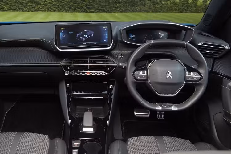 Vành la-zăng của xe có đường kính từ 16 - 18 inch, tùy phiên bản. Bên trong Peugeot e-2008 2023 là không gian nội thất 5 chỗ ngồi và có thiết kế khá nổi bật trong phân khúc SUV cỡ B.