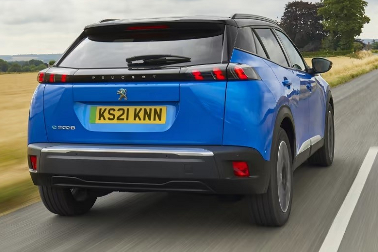 Tại đây, xe được trang bị mặt táp-lô 2 tầng, vô lăng nhỏ gọn, bảng đồng hồ kỹ thuật số và màn hình cảm ứng trung tâm cỡ lớn, hỗ trợ Apple CarPlay/Android Auto. Bên dưới cửa gió điều hòa trung tâm vẫn có những nút bấm như phím đàn piano đặc trưng của xe Peugeot.