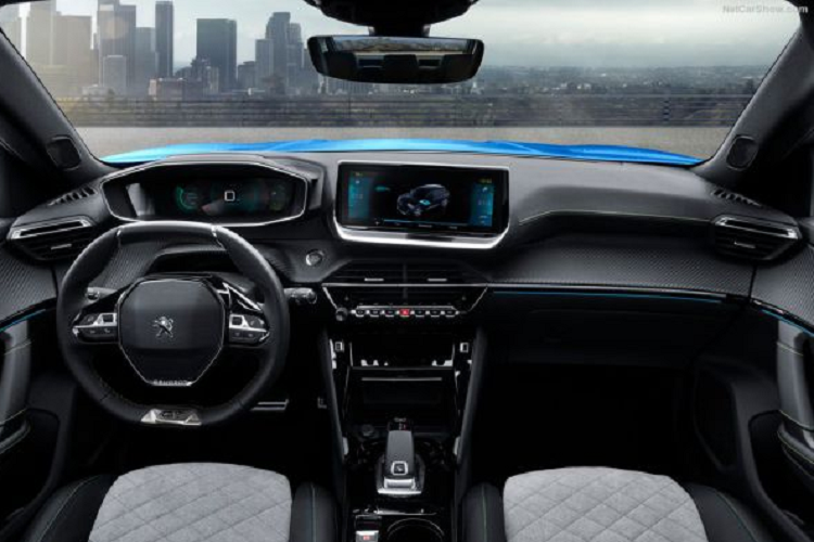 Bên ngoài, mẫu xe ôtô điện này sở hữu thiết kế không thay đổi quá nhiều so với Peugeot 2008 dùng động cơ đốt trong thông thường. Tuy nhiên, lưới tản nhiệt của Peugeot e-2008 2023 bị đóng kín vì không cần làm mát khoang động cơ. Ngoài ra, mẫu ô tô điện này còn dùng vành la-zăng riêng, không giống Peugeot 2008.